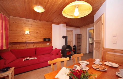 Hochkrimml Apartamento | Staudi's ski hut Top7 in hut style directly on the piste Wood-burning stove