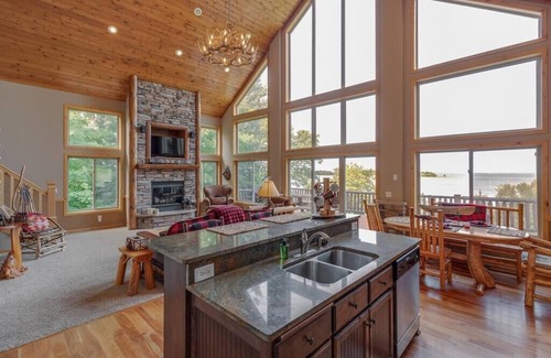 Walker Casa | Stay 3 for 2! Spacious Leech Lake Home on 2 Acres, Boat Lift, Swim