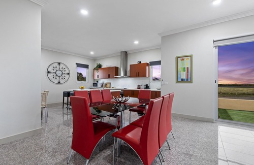 Bulla Casa | STAY 4, PAY 3 is a great reason to stay @ Loemans Lodge near Airport, Sleeps 10
