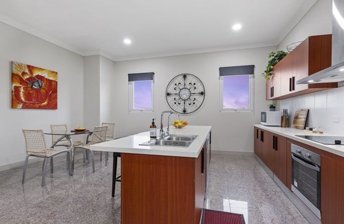 Bulla Casa | STAY 4, PAY 3 is a great reason to stay @ Loemans Lodge near Airport, Sleeps 10