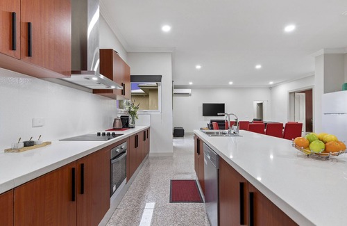 Bulla Casa | STAY 4, PAY 3 is a great reason to stay @ Loemans Lodge near Airport, Sleeps 10