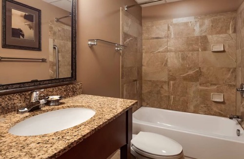 South Loop Casa | Stay Across from The Mall of America: Water Park, Indoor Pool and Free Breakfast