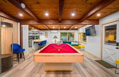 Glencoe Cabina | Stay at 4K – Modern Forest Cabin w/ Deck, Firepit & EV Charging in Arnold.