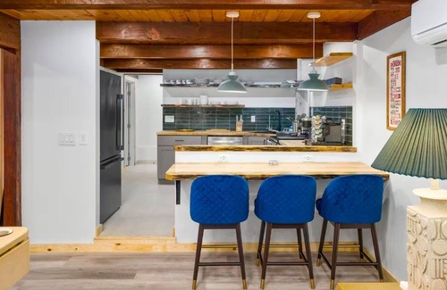Glencoe Cabina | Stay at 4K – Modern Forest Cabin w/ Deck, Firepit & EV Charging in Arnold.