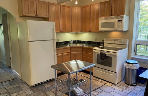 Monterey Cabaña | Stay at Beaver Lodge!