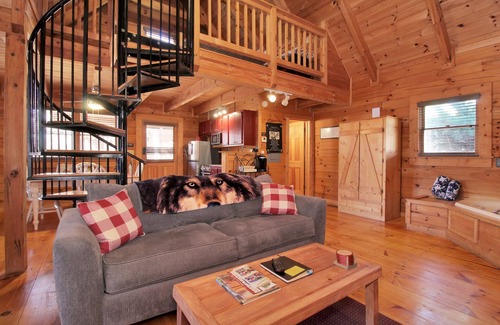 Pine Mountain Valley Cabina | The Wolf Cabin- Right End