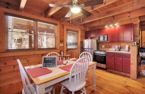 Pine Mountain Valley Cabina | The Wolf Cabin- Right End
