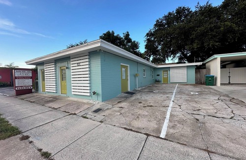 Holly Hill Casa | Stay at this quaint gem nestled in Holly Hill, just off Dayton Beach, Florida.
