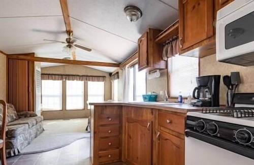 Merrillan Apartamento | Stay at this quaint home perfect for the traveling outdoors enthusiasts not far from Lake Arbutus.