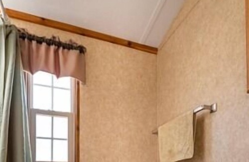 Merrillan Apartamento | Stay at this quaint home perfect for the traveling outdoors enthusiasts not far from Lake Arbutus.