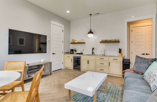 Tradewinds Apartamento | Stay Awhile - 1 BR near Downtown Pensacola