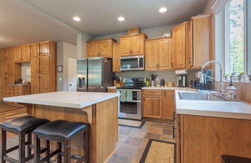 Zigzag Chalet De Esquí | Stay before 9/22 get the 3RD night FREE!!Hot tub,EVcharger, Creek,