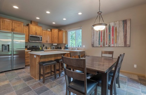 Zigzag Chalet De Esquí | Stay before 9/22 get the 3RD night FREE!!Hot tub,EVcharger, Creek,