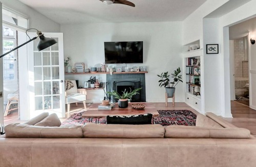 Congress Park Condominio | Stay Downtown! Historic Condo w/ sunroom!