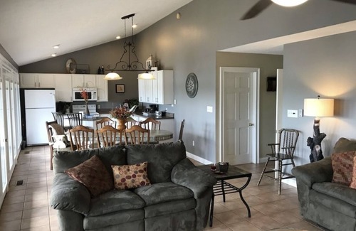 Sevierville Cabina | STAY HERE! 2 Homes sleep up to 28! Private cove 2 docks and personal boat launch