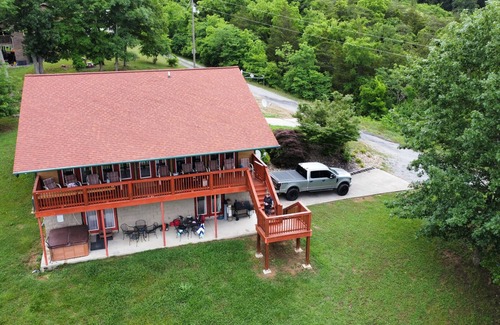 Sevierville Cabina | STAY HERE! 2 Homes sleep up to 28! Private cove 2 docks and personal boat launch