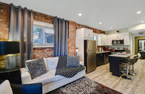 Central City Apartamento | ✨Stay Here✨5 Minutes Downtown✨Comfy Foam Beds✨W&D✨