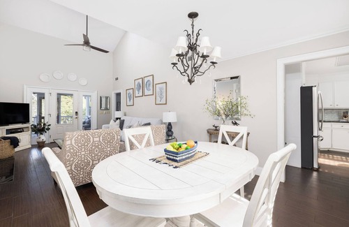 Isle of Palms Casa | Nuevo propietario, decoración y pintura! - Cottage con Encanto Modern Island - Cerca de tiendas y restaurantes! ~ Se aceptan mascotas ~