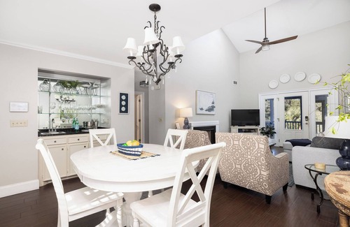 Isle of Palms Casa | Nuevo propietario, decoración y pintura! - Cottage con Encanto Modern Island - Cerca de tiendas y restaurantes! ~ Se aceptan mascotas ~