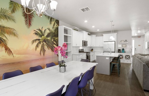 Hurricane Casa | Stay Here-Hike Zion-Swim Sand Hollow-Red Rock View-Zion Village-Private Hot Tub