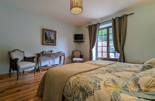 Saint-Romain-Lachalm Cama Y Desayuno | Hospédese en Casa Rural con Piscina, Tenis, Caballos y Estacionamiento Seguro
