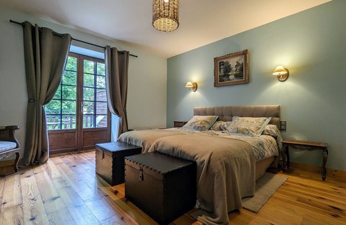 Saint-Romain-Lachalm Cama Y Desayuno | Hospédese en Casa Rural con Piscina, Tenis, Caballos y Estacionamiento Seguro