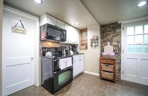 Lyndhurst Cabaña | Stay in history at the Swannanoa Gatekeeper Cottage, a cozy mountain retreat beside Swannanoa Palace. Enjoy timeless charm, modern comforts, and easy access to wineries, breweries, hiking trails, and wedding venues.