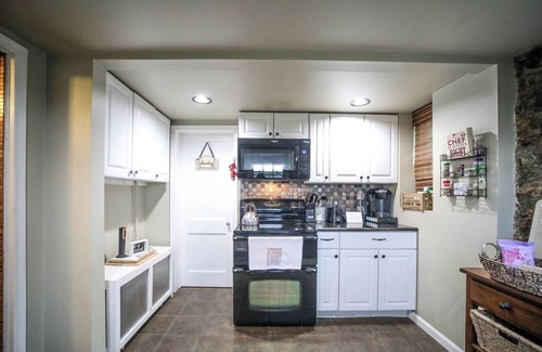 Lyndhurst Cabaña | Stay in history at the Swannanoa Gatekeeper Cottage, a cozy mountain retreat beside Swannanoa Palace. Enjoy timeless charm, modern comforts, and easy access to wineries, breweries, hiking trails, and wedding venues.