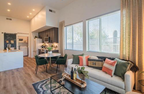 Desert View Village Apartamento | Stay in Phoenix - Minutes to Mayo & Shopping - Pool - Parking - S134