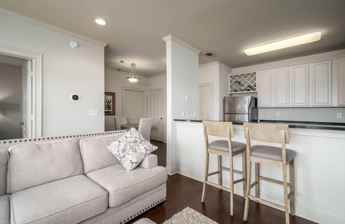 Tuscaloosa Condominio | Stay in Style: Fabulous 2 Bedroom Condo Minutes from Campus with Covered Porch, Pool, and Gym!