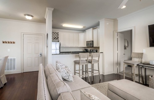 Tuscaloosa Condominio | Stay in Style: Fabulous 2 Bedroom Condo Minutes from Campus with Covered Porch, Pool, and Gym!