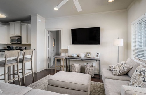 Tuscaloosa Condominio | Stay in Style: Fabulous 2 Bedroom Condo Minutes from Campus with Covered Porch, Pool, and Gym!