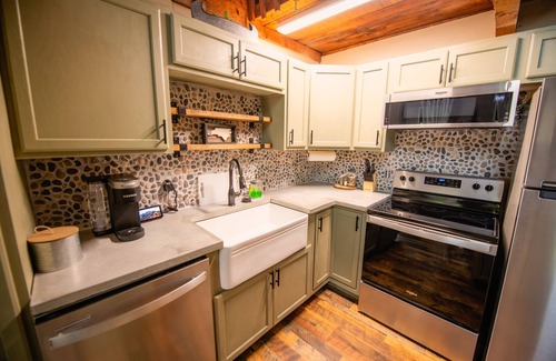 Cherokee Cabina | Stay in the Treehouse Lodge! Hot tub, game room, fire place, wrap around porch!