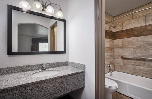 Greater South River City Hotel | Stay in Updated Elegance w/a Stylish Queen Room Near Local Hotspots
