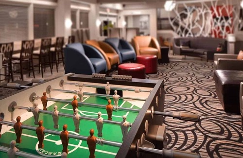Greater South River City Hotel | Stay in Updated Elegance w/a Stylish Queen Room Near Local Hotspots