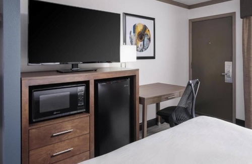 Greater South River City Hotel | Stay in Updated Elegance w/a Stylish Queen Room Near Local Hotspots
