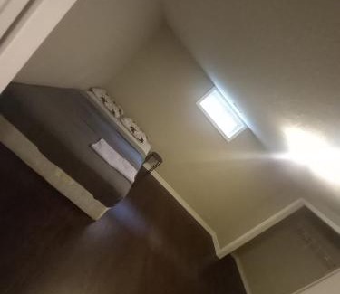 Kitchener Casa | Stay in Waterloo-Kitchener-Downtown-FREE WIFI & PARKING
