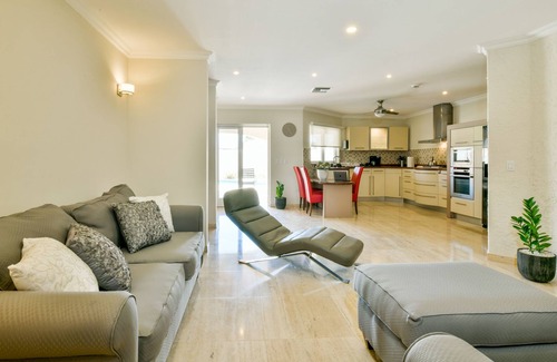 Gold Coast Casa | ¡Quédate más, vive mejor: Experimenta el retiro en villa definitivo de Aruba!