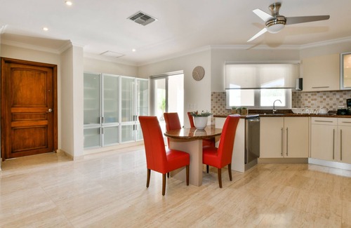 Gold Coast Casa | ¡Quédate más, vive mejor: Experimenta el retiro en villa definitivo de Aruba!