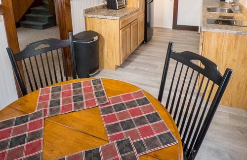 Lake Placid Cabaña | Stay near Mirror Lake, enjoy our cozy 2-bedroom cottage