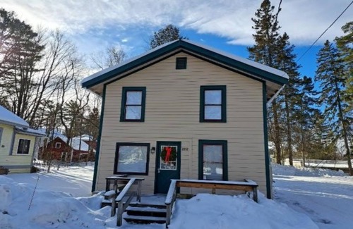 Lake Placid Cabaña | Stay near Mirror Lake, enjoy our cozy 2-bedroom cottage