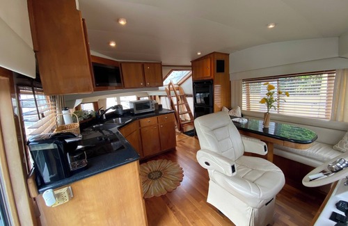 Aventura Alquiler De Eote | Stay on a 60ft Yacht in Miami with a Jet SKI