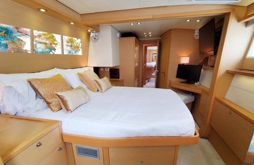 Exuma Alquiler De Eote | Stay on a luxury spacious private yacht, we'll dinghy you where you want to go