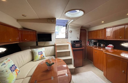 Torquay City Centre Alquiler De Eote | Stay on a Sunseeker boat in Torquay Marina, MDL, on the South Coast of Devon UK.