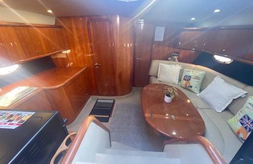Torquay City Centre Alquiler De Eote | Stay on a Sunseeker boat in Torquay Marina, MDL, on the South Coast of Devon UK.