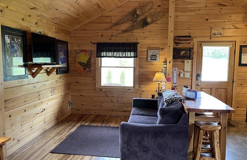 East Burke Cabina | Stay on Kingdom Trails in an efficiency one-bedroom cabin!