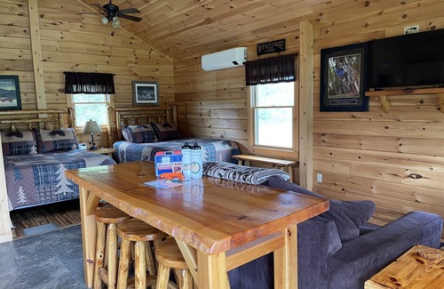 East Burke Cabina | Stay on Kingdom Trails in an efficiency one-bedroom cabin!