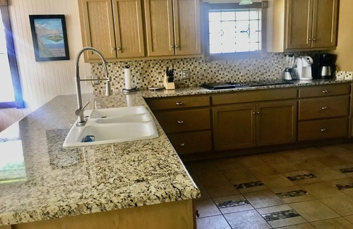 McQueeney Casa | Stay on Lake Mcqueeney for The Bandit Golf Getaway or New Braunfels Tubing!