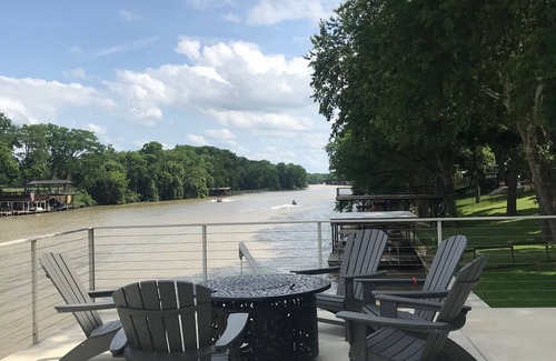 McQueeney Casa | Stay on Lake Mcqueeney for The Bandit Golf Getaway or New Braunfels Tubing!