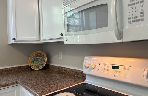 Meridian Casa | Stay on Magnolia Hill 2BR Cottage in Meridian, Mississippi with Southern Charm